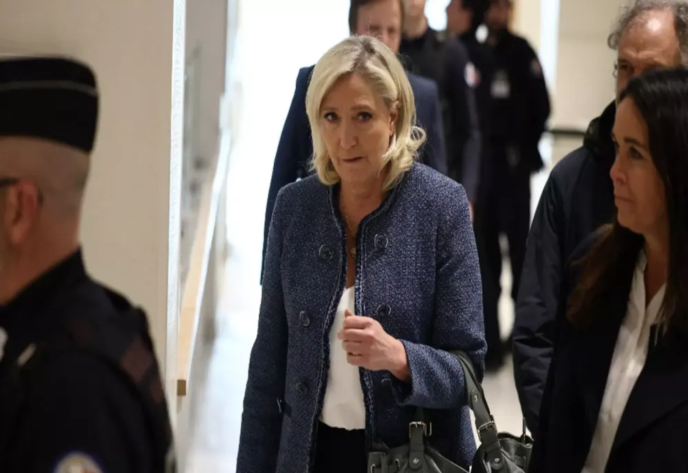 TRIBUNALUL DIN PARIS CONDAMNĂ 9 DEPUTAȚI EUROPENI DIN RN, INCLUSIV PE MARINE LE PEN, PENTRU DETURNARE DE FONDURI  