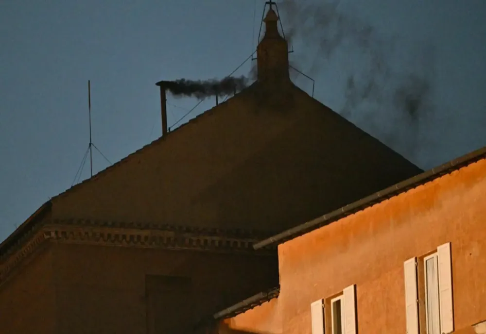 FUM NEGRU LA VATICAN: PAPA NU A FOST ALES DUPĂ PRIMUL SCRUTIN 