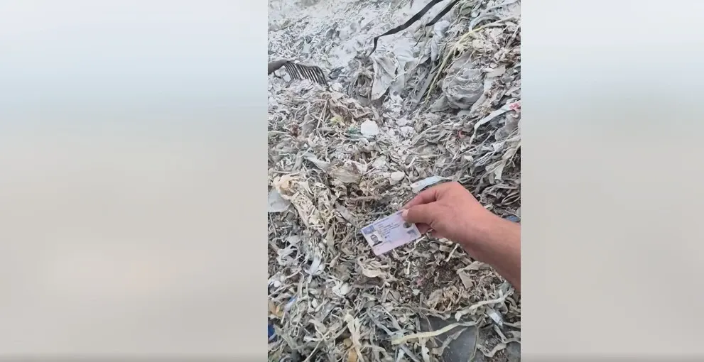 Descoperire șocantă în Republica Moldova: Sute de permise de conducere românești, aruncate la o groapă de gunoi! VIDEO