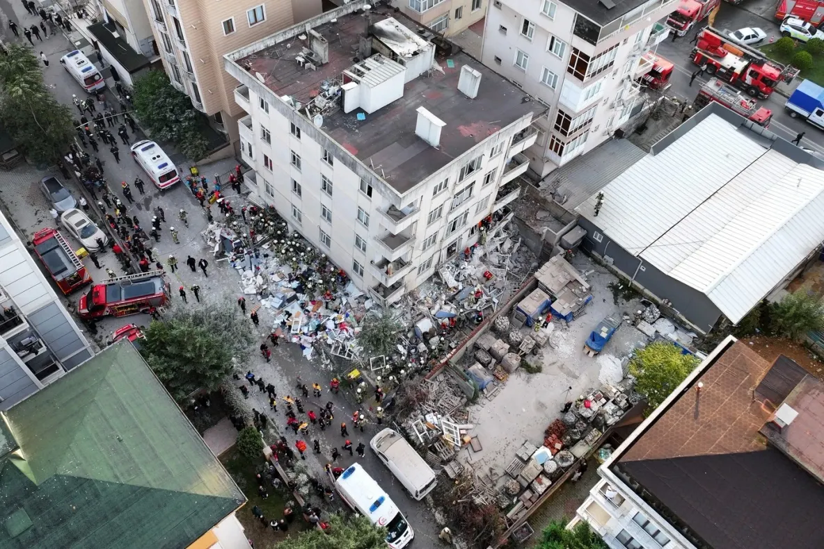 Bloc cu șapte etaje, prăbușit la Istanbul. Salvatorii caută disperați persoane prinse sub dărâmături, după ce trei niveluri au cedat - video