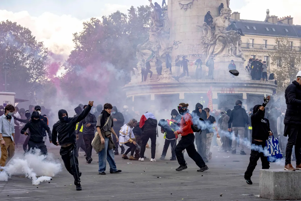 Studenți blochează accesul în Muzeul Luvru în contextul protestelor din Franța