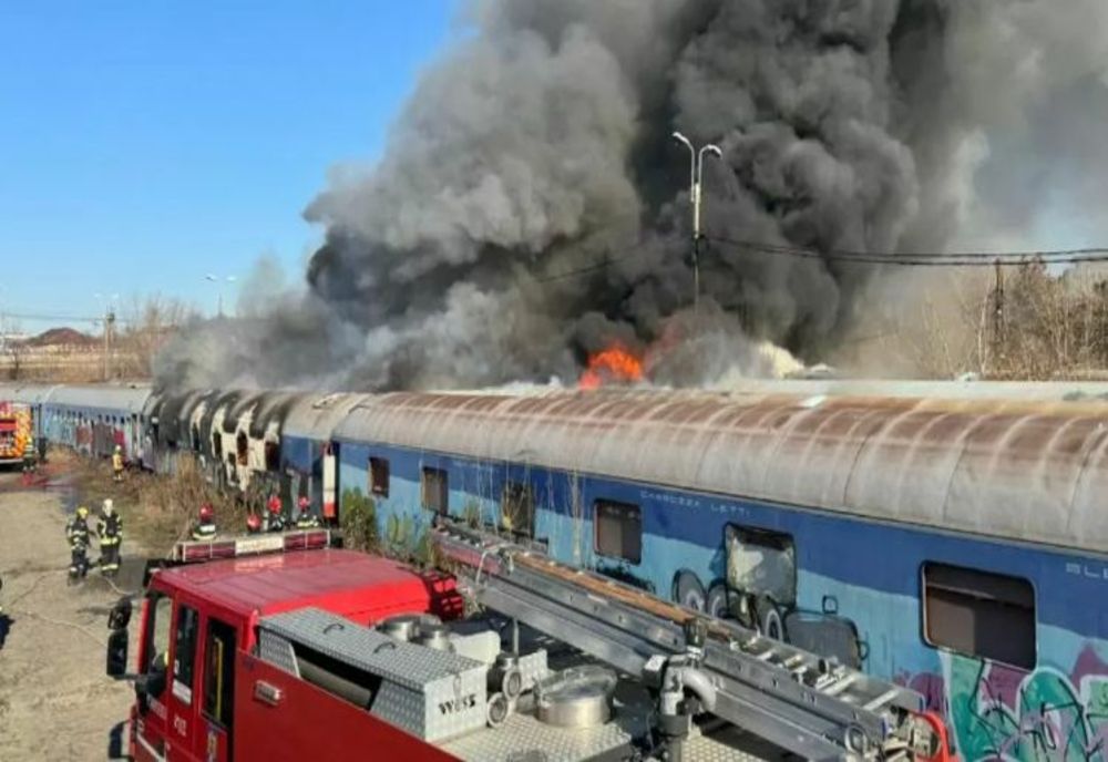 Vagoane de tren în flăcări, în apropiere de Podul Grant. Intervenție masivă a pompierilor. S-a emis mesaj RO-Alert