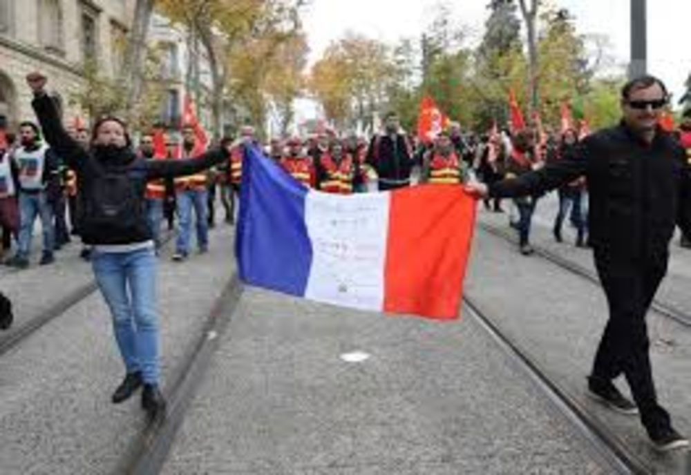 FRANȚA PARALIZATĂ DIN NOU DE PROTESTE 