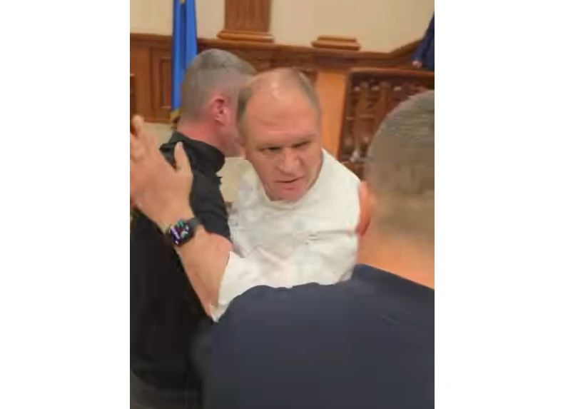 Primarul Chișinăului, dat afară din Parlamentul Moldovei, după ce a dat buzna în plen - VIDEO