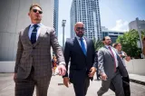 Frații Tate, pașapoarte pe nume diferite: unul, inspirat din James Bond. Susținătorii, în stradă la Miami