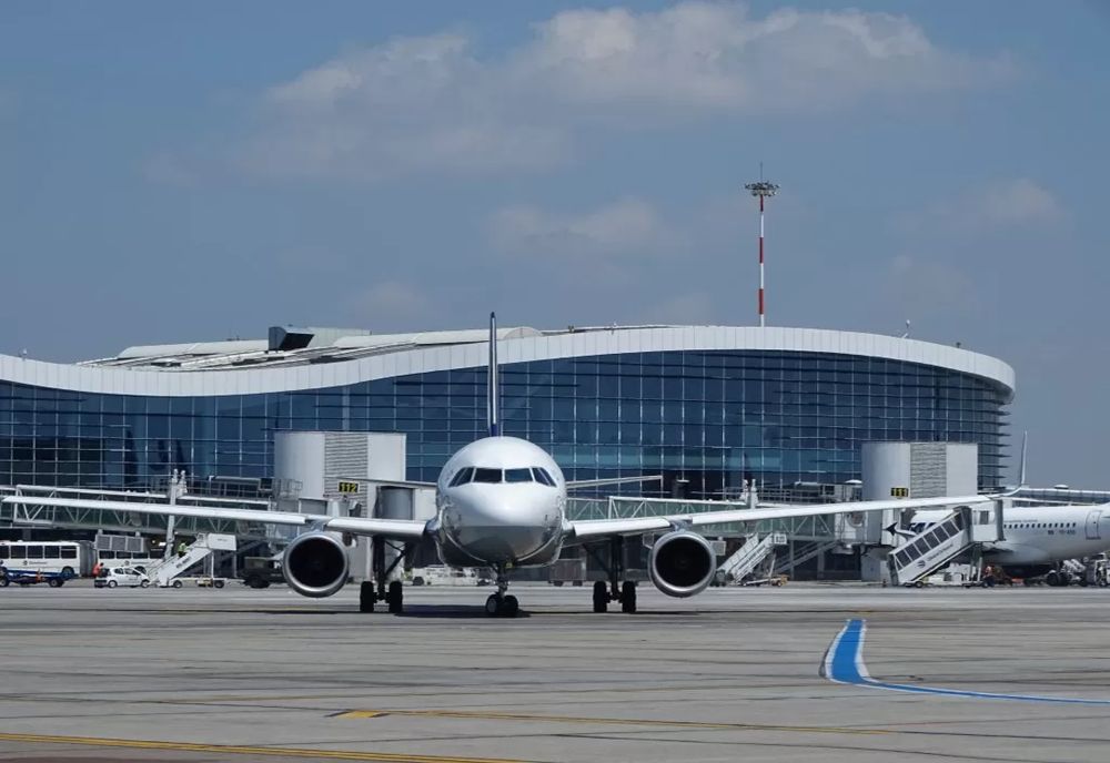 Aterizare de urgență pe aeroportul Otopeni. Un pasager a făcut stop cardiac la bordul unei aeronave