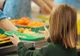Elevii din 1.000 de școli din România vor primi gratuit, zilnic, mâncare caldă sau un pachet alimentar