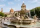 Duș cu săpun și șampon în mijlocul orașului: Un român a transformat o fântână din Italia în propria baie