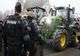 Confruntări violente între jandarmi și fermieri, la Paris. Autoritățile au trimis blindatele pe străzi